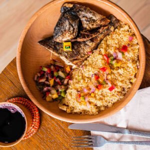 Poisson braisé, attieké + aloko